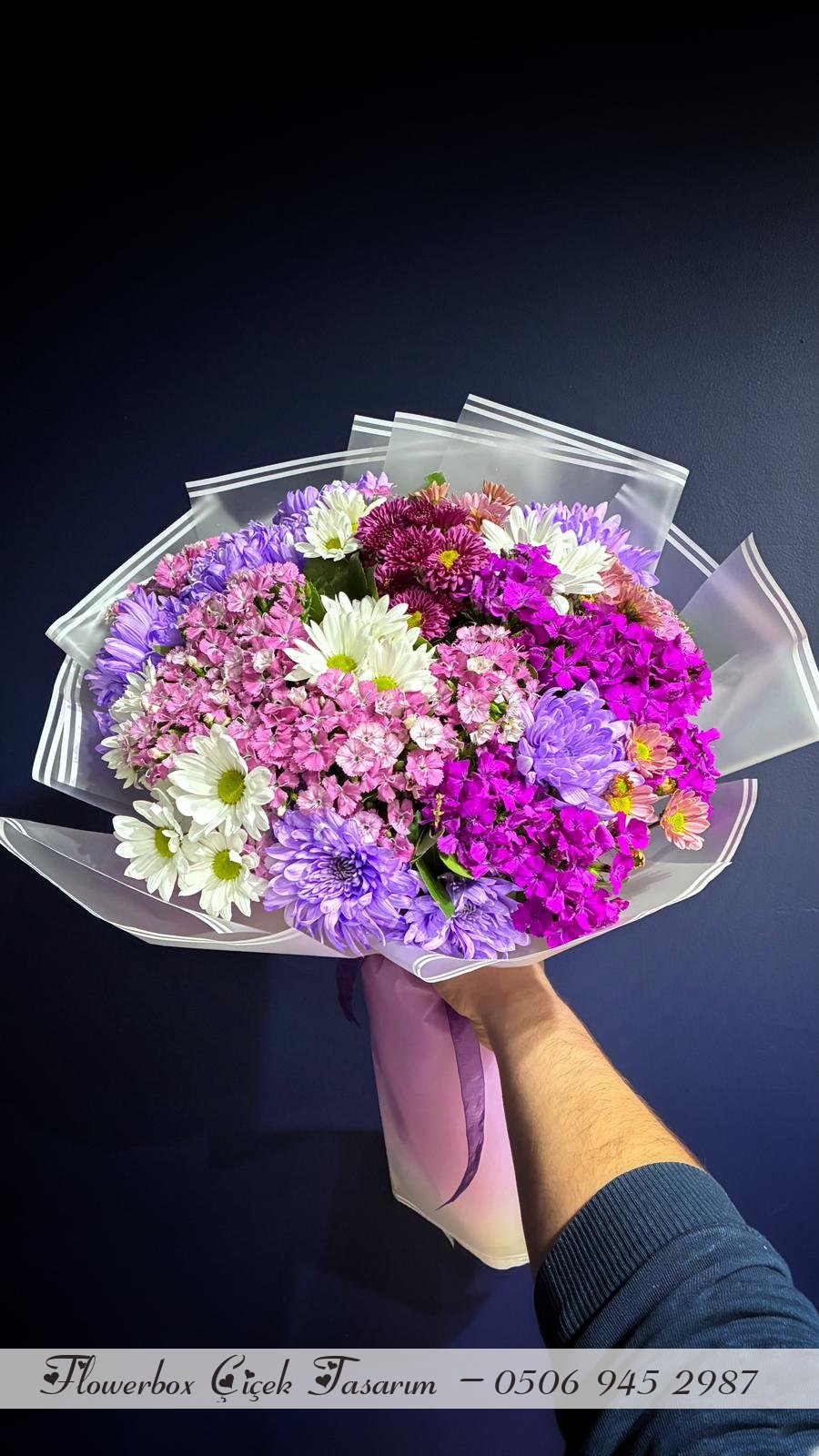 Pembe Tonlarında Karışık Mevsim Buketi