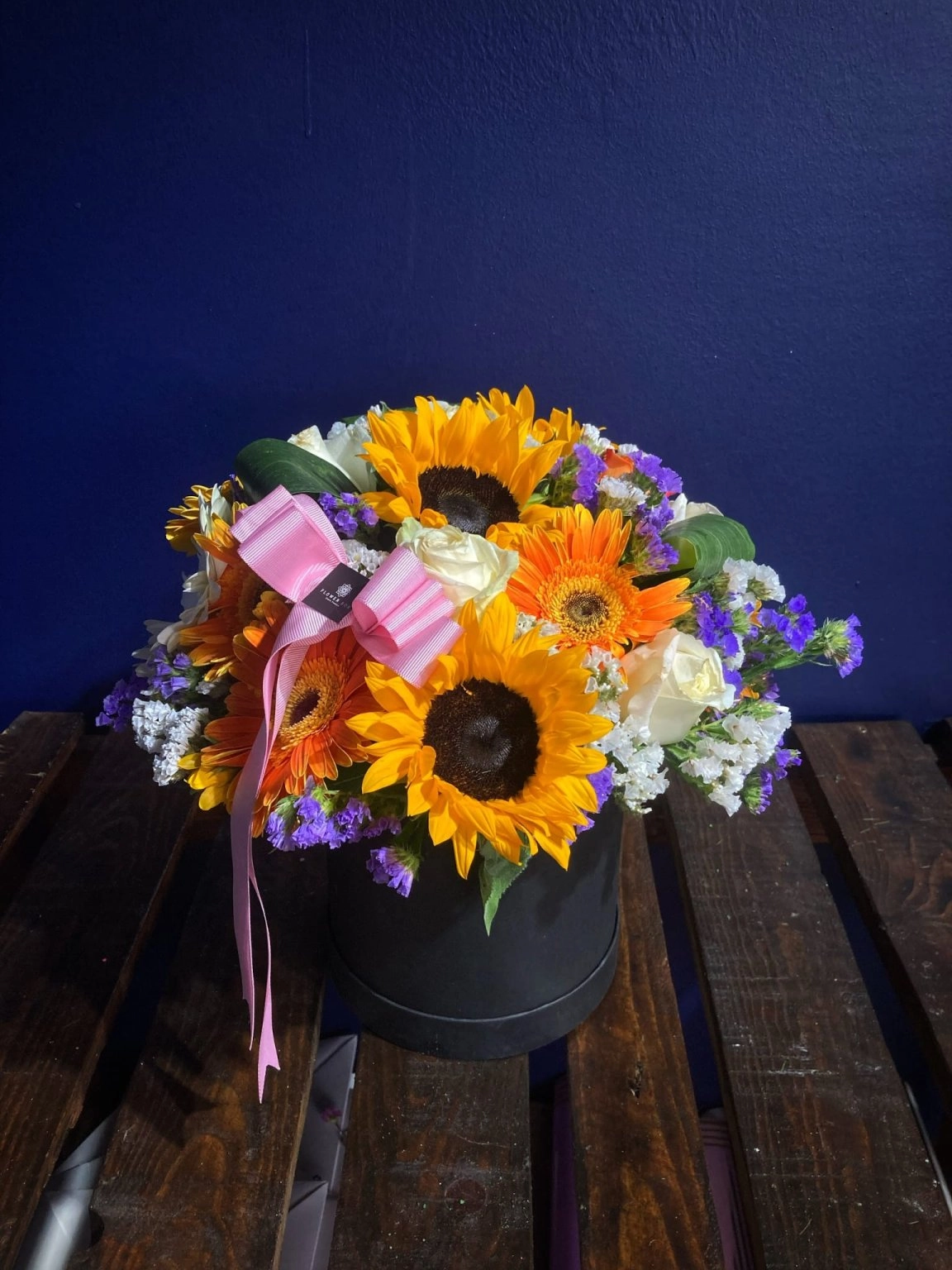 Ayçiçeği Ve Statüslerle Karışık Kutu Aranjmanı