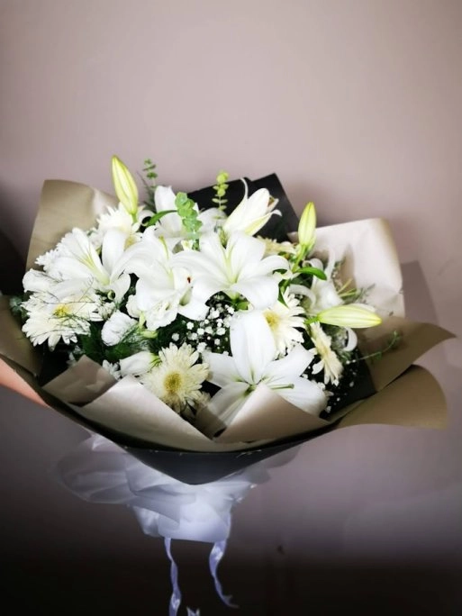 Beyaz Kazablanka Zambak ( Lilyum ) Buketi