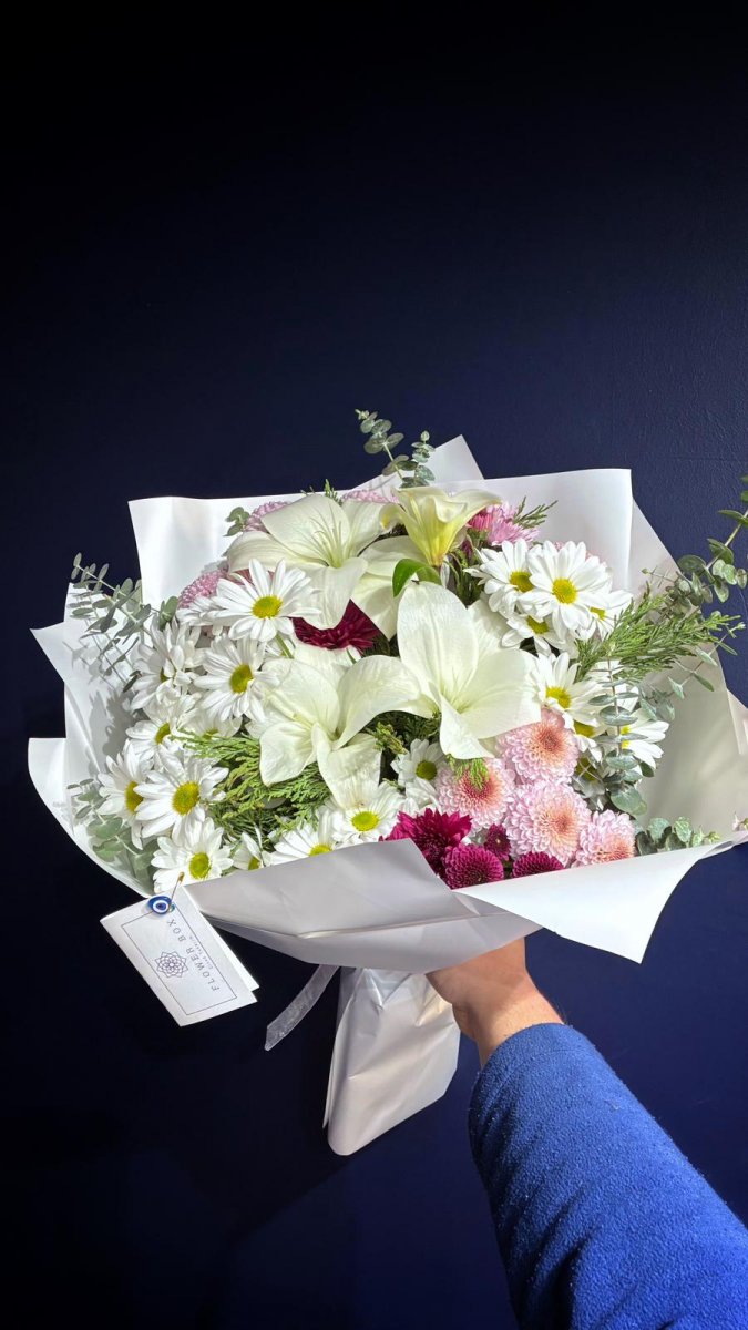 Beyaz Lilyum Ile Karışık Mevsim Buketi