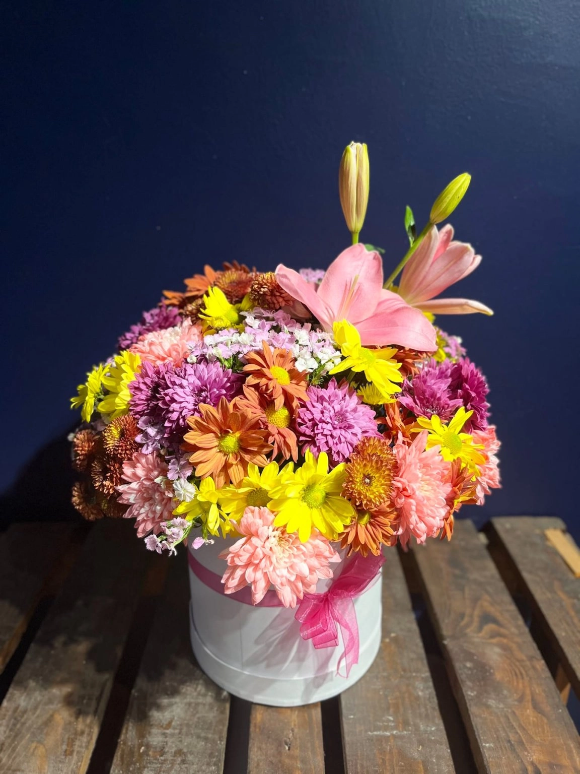 Kutu Içerisinde Karışık çiçek Aranjmanı 