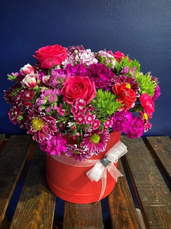 Kutu içerisinde güllü karışık Aranjman