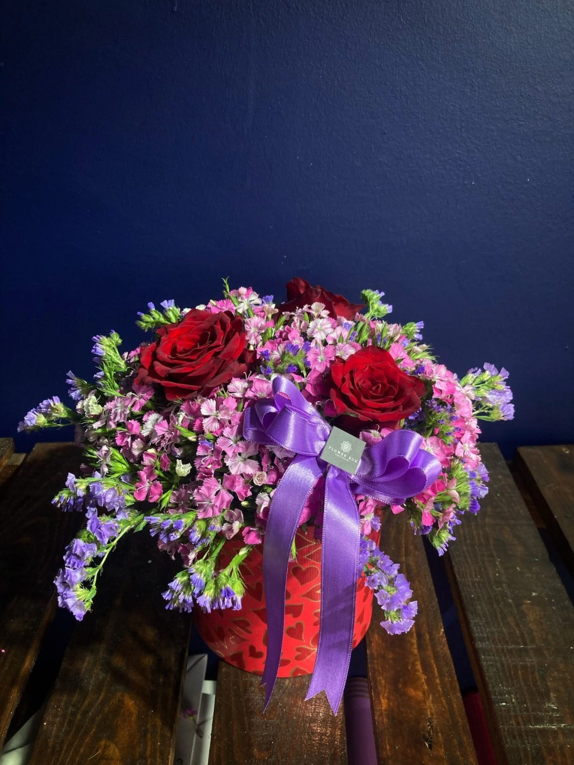 Kutu Içerisinde Mevsim Çiçeklerinden Aranjman