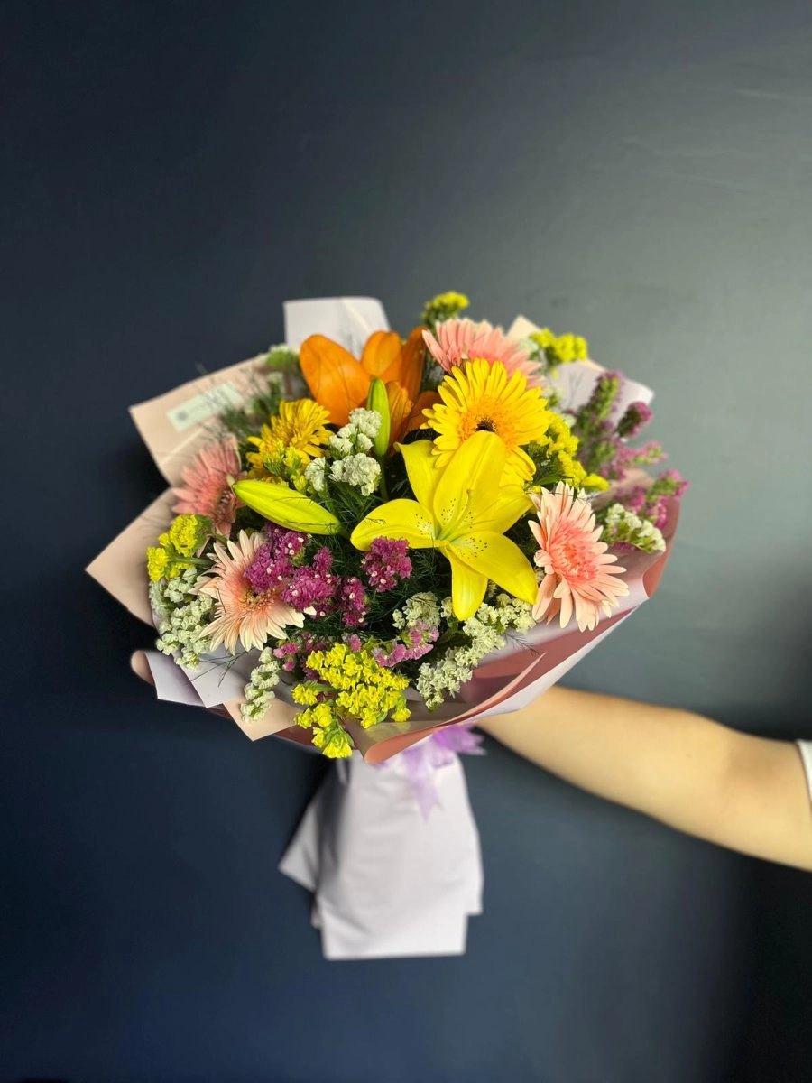Renkli Sarı Lilyum Ve Gelbera Çiçeği Ile Karışık Buketler