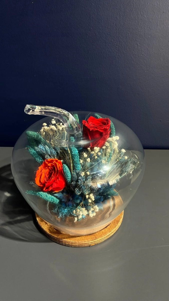 Solmaz Güllerle Hazırlanmış Fanus Cam Aranjmanı