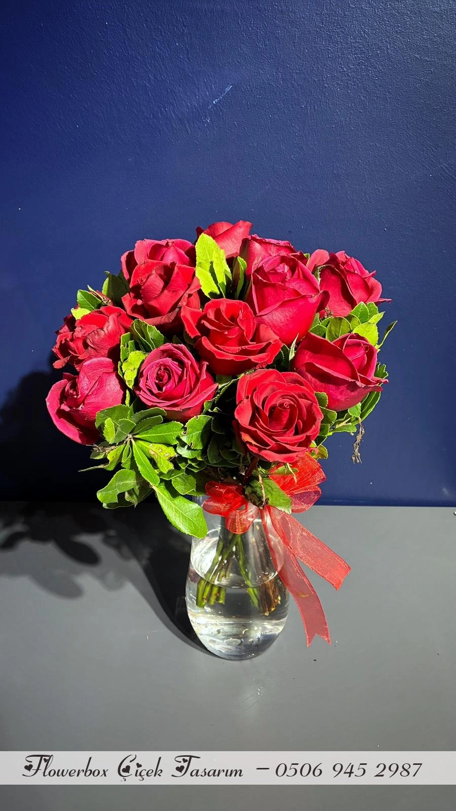 Vazoda Kırmızı Güller ( 13 Adet )
