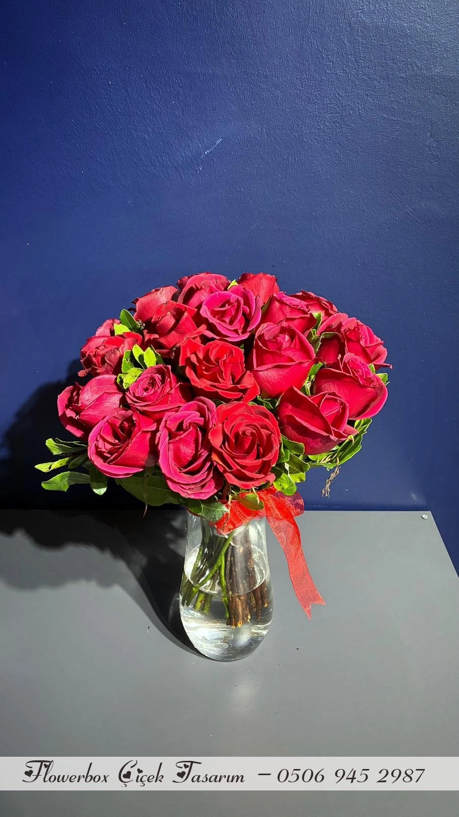 Vazoda Kırmızı Güller ( 20 Adet )